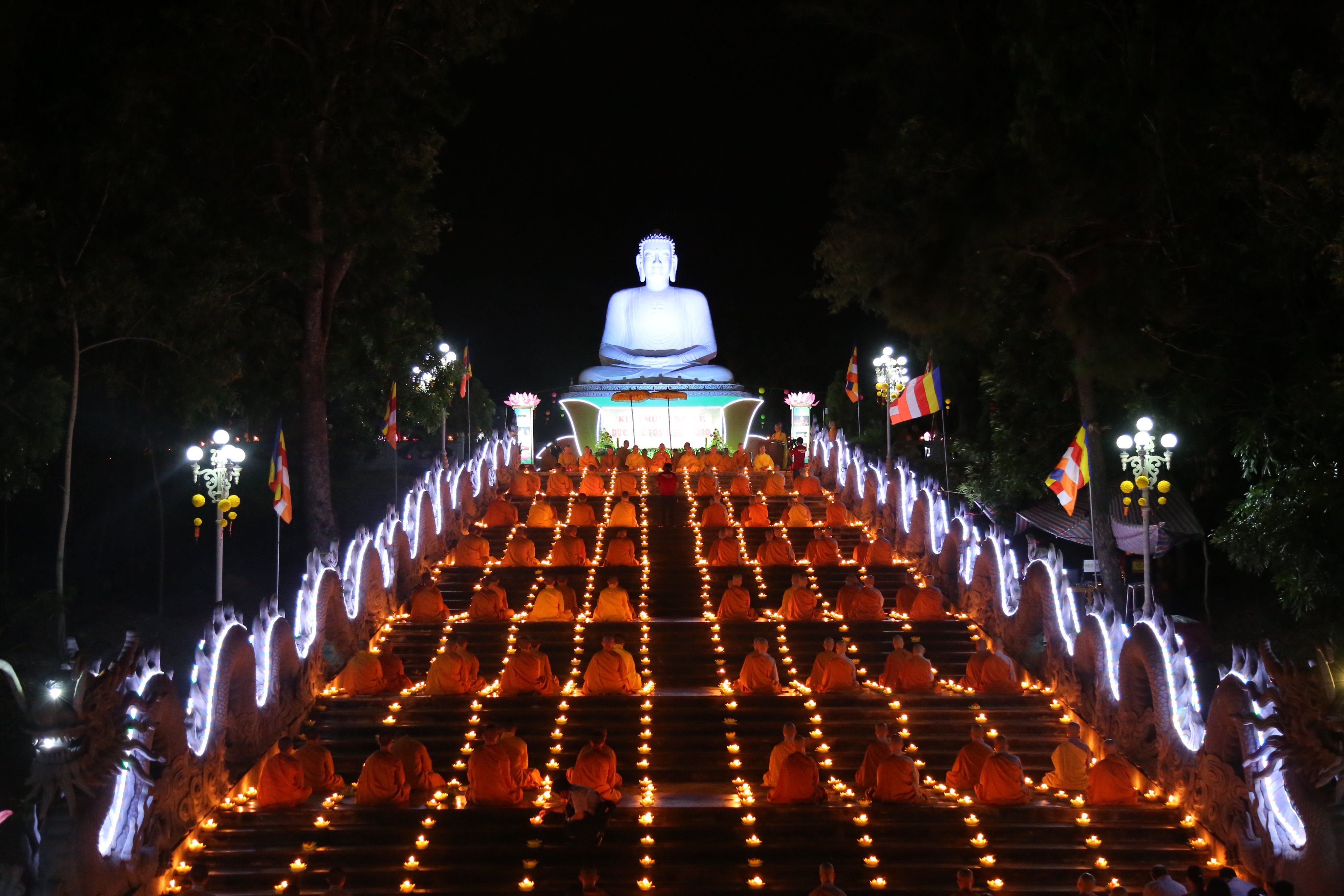 Đêm hội hoa đăng kính mừng đức Phật Thích Ca Thành đạo tại trường Trung cấp Phật học Bình Định